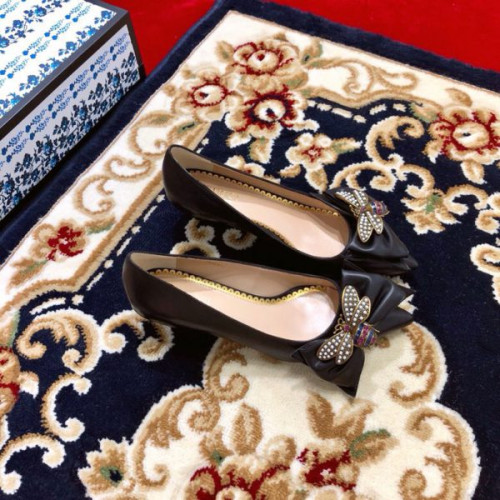 G*u*i-leather-pump-with-bow