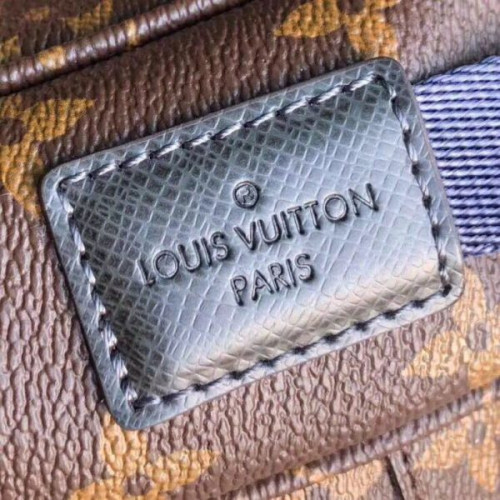 l0*is-V*t0n-catwalk-models-messenger-bag