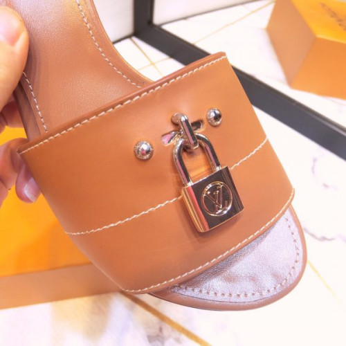 l0*is-V*t0n-lock-sandals