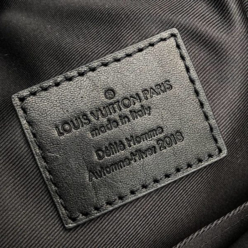 l0*is-V*t0n-messenger-bag-10