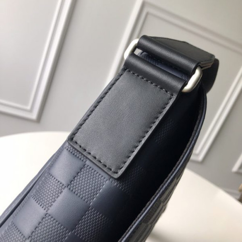 l0*is-V*t0n-messenger-bag-3