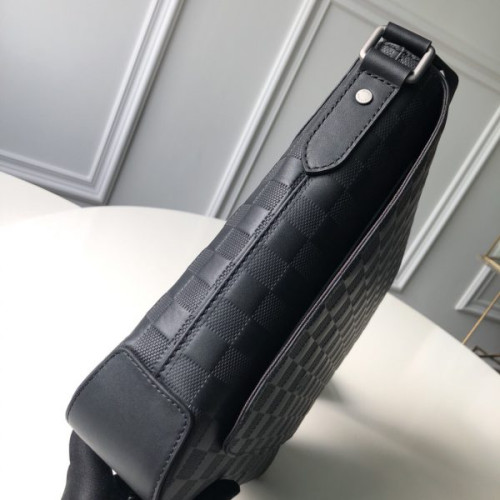 l0*is-V*t0n-messenger-bag-6